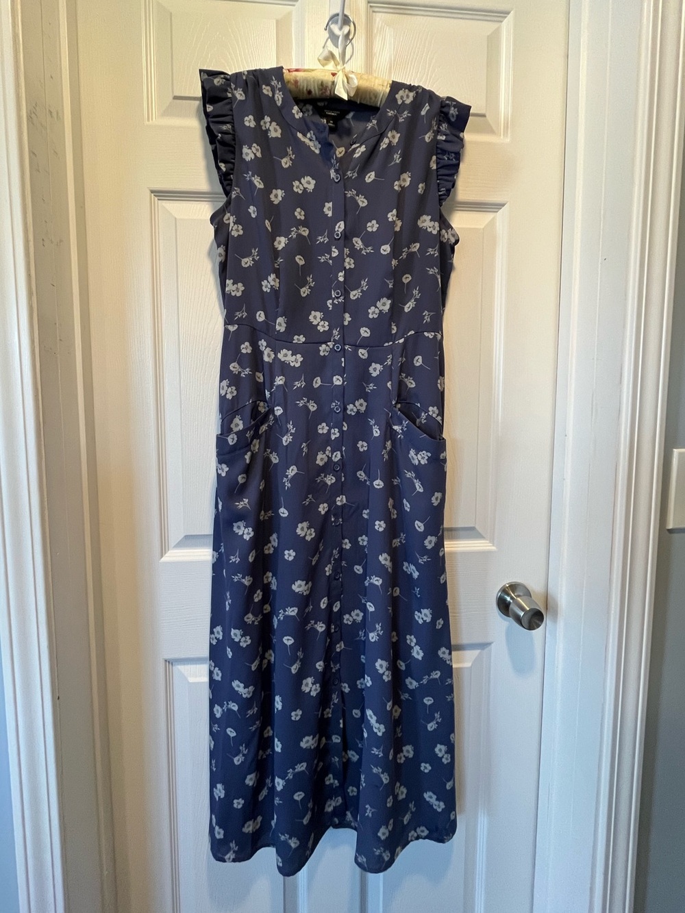Simply Vera Maxi Dress 
Size: Medium 
Color: Blue